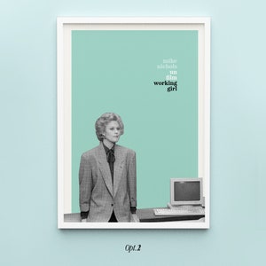 Può includere: Una foto in bianco e nero di una donna in abito che sta in piedi davanti a un computer. Il testo "mike nichols a film working girl" è stampato su uno sfondo verde chiaro.
