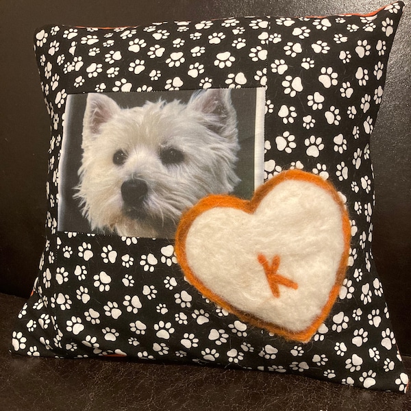 Coussin avec cœur feutré à l’aiguille en poils de chien RÉSERVÉ