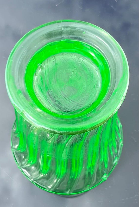 ヴィンテージのウランガラス製縦溝付き花瓶 - Etsy 日本