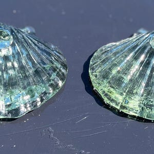 Vintage-Paar Kerzenhalter aus recyceltem Glas und Muscheln