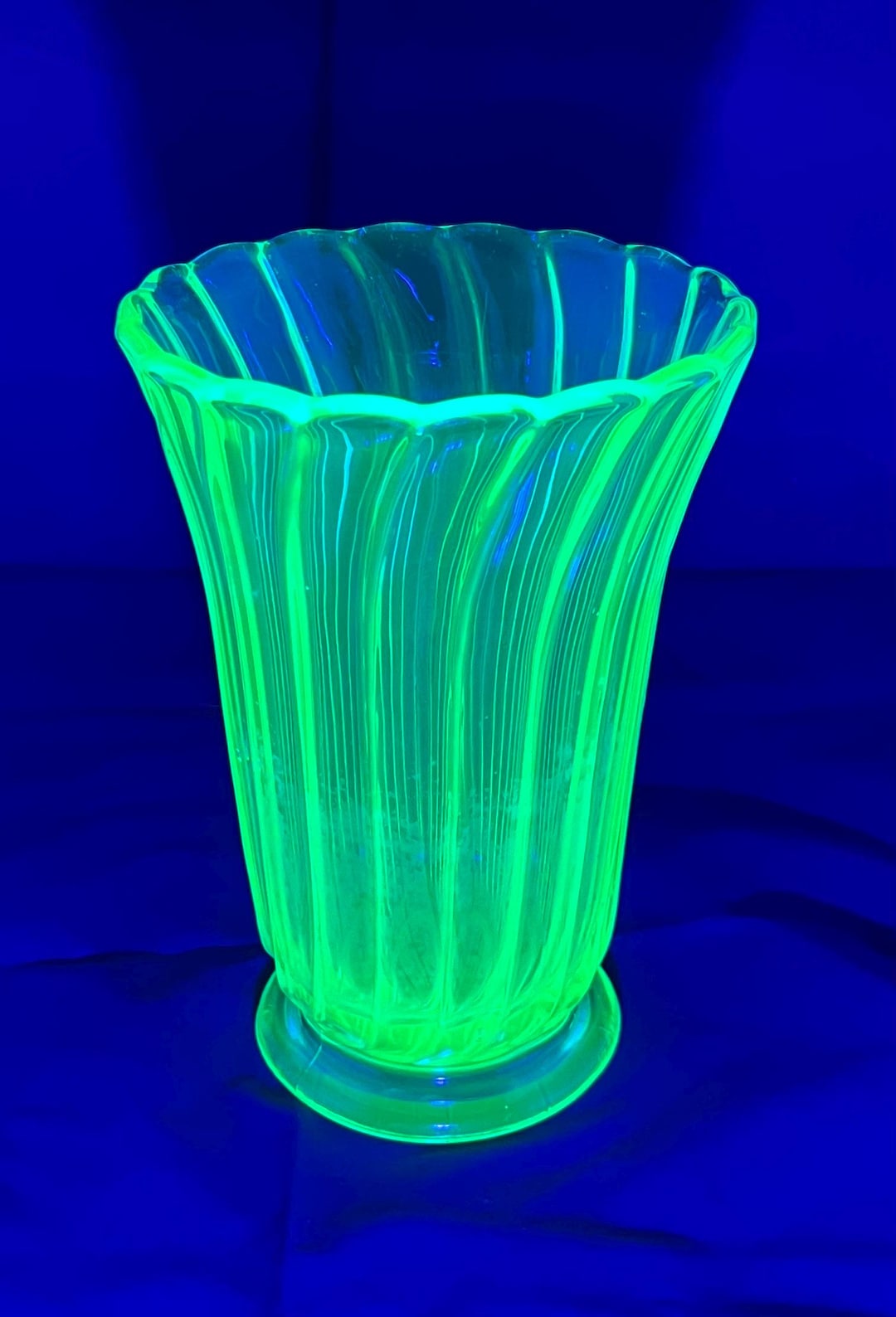 ヴィンテージのウランガラス製縦溝付き花瓶 - Etsy 日本