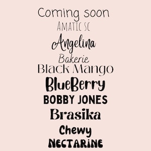 Puede incluir: Fondo rosa claro con el texto negro &laquo;PICK YOUR TEXT OPTION&raquo;. Debajo, varias opciones de texto en diferentes fuentes, incluyendo &laquo;Coming soon&raquo;, &laquo;Angelina&raquo;, &laquo;BlueBerry&raquo; y &laquo;Chewy&raquo;.