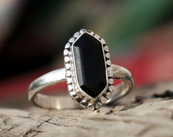 Handgjord ring i sterlingsilver med svart onyx, hexagon ädelsten