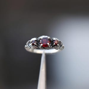 Naturlig granatgrenarring: Naturinspirerad sterlingsilverring, handgjorda hantverkssmycken