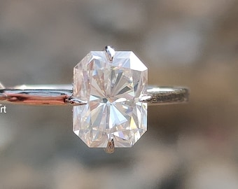 Anello con moissanite taglio radiante unico da 2,5 carati / Anello da sposa in oro bianco massiccio 14 carati per lei / Anello di fidanzamento in argento sterling 925 / Anelli da indossare ogni giorno