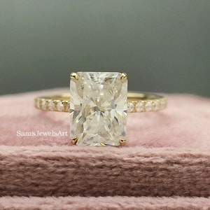 Anel de noivado de moissanita com lapidação radiante brilhante de 2,5 ct / Um anel de diamante radiante para ela / Anel solitário clássico com halo oculto em ouro 14k