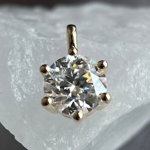 Wisiorek z okrągłym brylantowym szlifem Moissanite o masie 1,5 CT / Klasyczny wisiorek ze złota 14K / Oprawa koszykowa / Prezent rocznicowy dla niej / Wisiorek z pojedynczym kamieniem