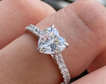 2,5 karat briljantslipad hjärtformad moissanit vigselring / 14 karat massivt vitguld moissanit förlovningsring / kärlekssymbol presentring till henne