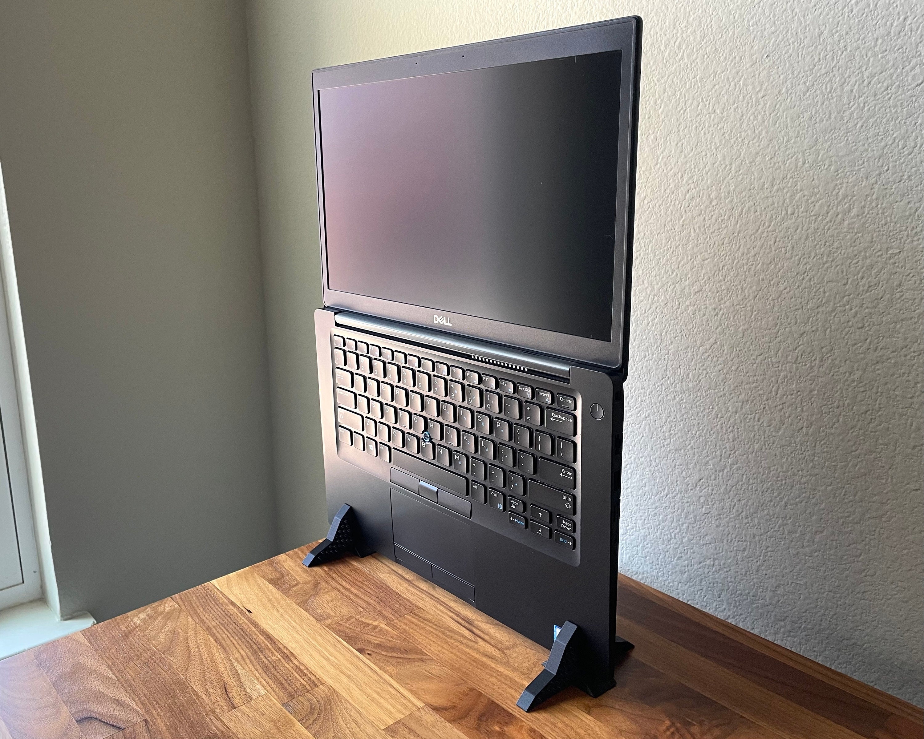 Vertical open on sale laptop stand