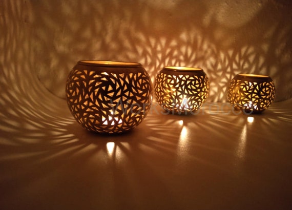 ハンドメイドのモロッコ真鍮キャンドルホルダー3個セット、テーブル