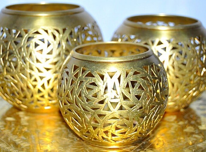 ハンドメイドのモロッコ真鍮キャンドルホルダー3個セット、テーブル