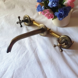 Grifo de pátina de latón Grifo montado en la pared Latón con dos manijas cruzadas + válvula de latón - Grifo vintage - Grifo de recipiente de montaje en pared con acabado de bronce