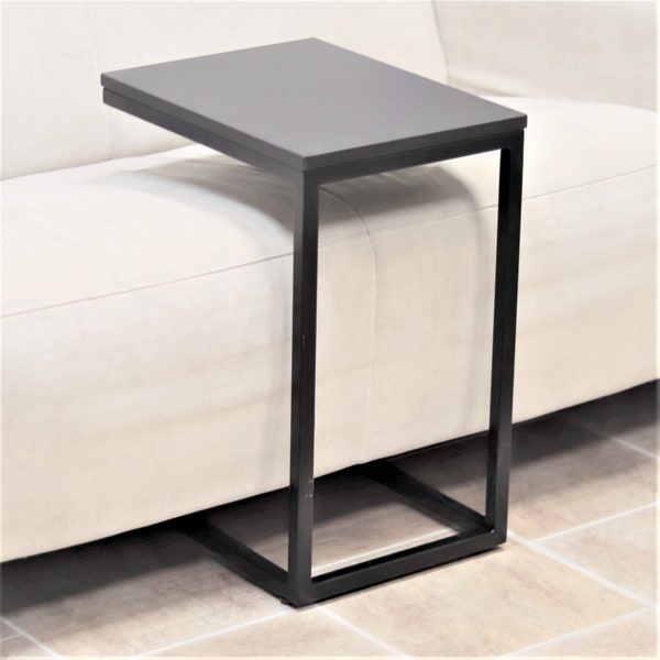 Table d'appoint/d'extrémité en forme de C – Plateau TV – Bureau de canapé. Acier noir avec plateau anthracite. Taille et couleurs personnalisées disponibles sur commande.