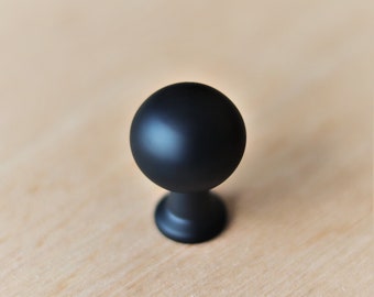 Petit bouton solide noir mat - Bouton en laiton antique - Minimaliste minuscule / petit / mini meubles, tiroir, armoire et poignée de traction de commode