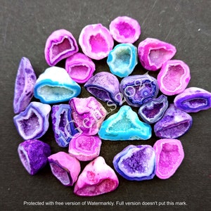 Könnte beinhalten: Eine Sammlung von 18 bunten Achat-Scheiben in verschiedenen Farben, darunter Rosa, Lila, Blau und Weiß. Die Achat-Scheiben haben alle unterschiedliche Formen und Größen und eine natürliche, polierte Oberfläche.