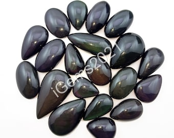 Könnte beinhalten: Eine Sammlung von 15 schwarzen Obsidian-Tropfen-Cabochons mit irisierenden Regenbogen-Schimmern. Die Steine sind in einem Kreis auf weißem Hintergrund angeordnet.