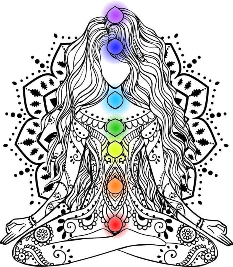 Puede incluir: Un dibujo en blanco y negro de una mujer en posici&oacute;n de loto con siete chakras representados por c&iacute;rculos de colores. La mujer est&aacute; rodeada por un patr&oacute;n de mandala.