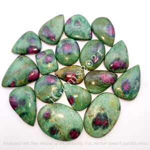 Puede incluir: Una colección de 15 cabujones de piedras preciosas verdes y rojas. Las piedras son todas de forma de pera y tienen un acabado liso y pulido. Las piedras verdes tienen un color profundo y rico, mientras que las piedras rojas tienen un tono brillante y vibrante.