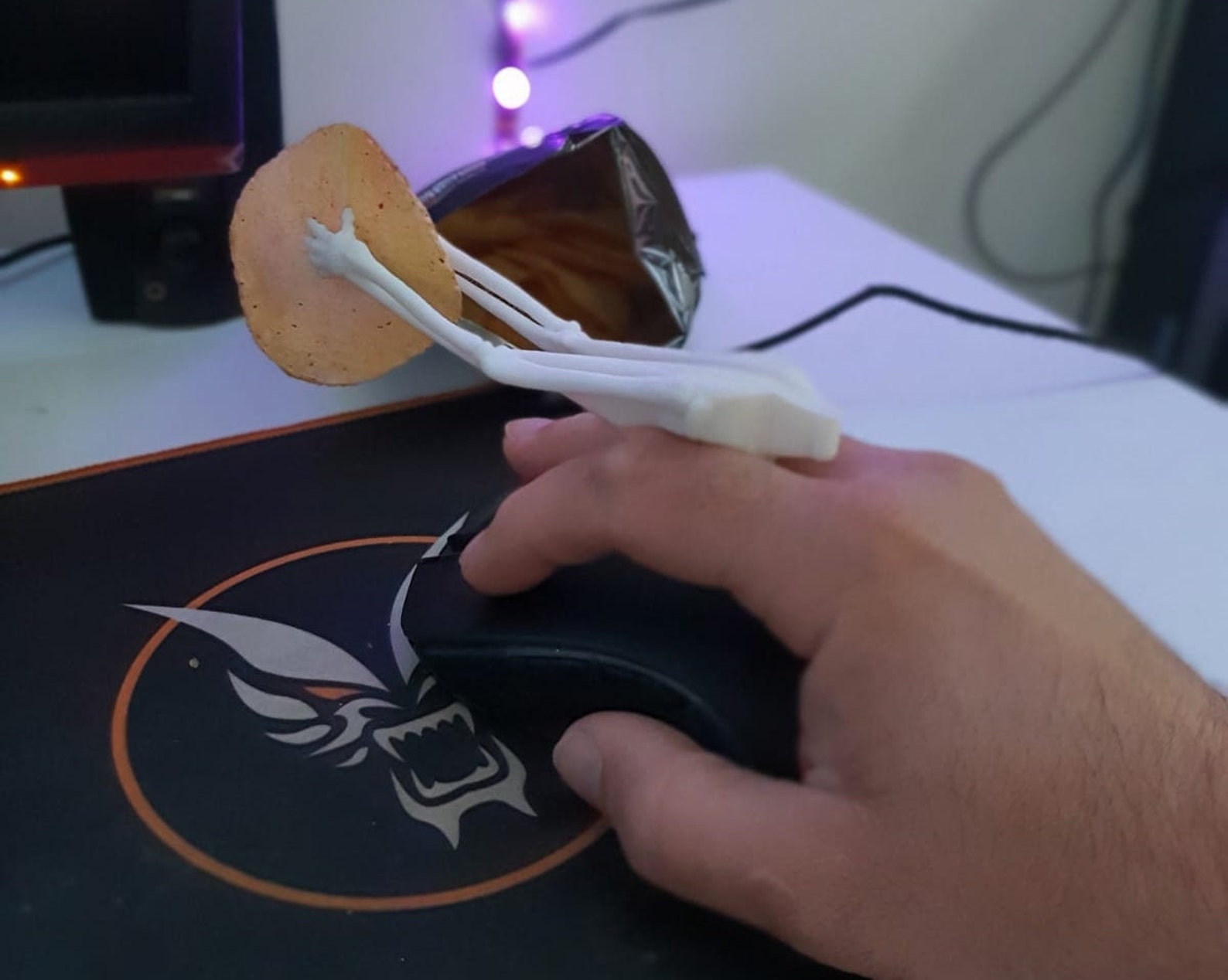 Finger Chopsticks Crisps Grabber. Gamers' Snacking Tongs. Clean Fingers ...