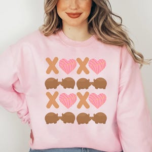 Hugs and Kisses Mexicaans Valentijnsdagsweatshirt, Valentine Pan de Dulce, Latina Valentijnsdagsweatshirt