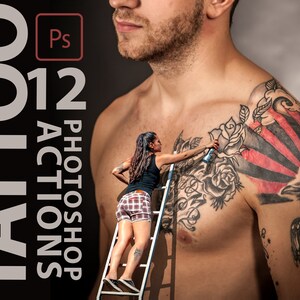 Puede incluir: Un hombre con un gran tatuaje en el hombro y el pecho. El tatuaje es una combinación de tinta negra y roja y presenta una rosa, un sol y un pájaro. Una mujer está de pie en una escalera, pintando el tatuaje con una lata de aerosol.