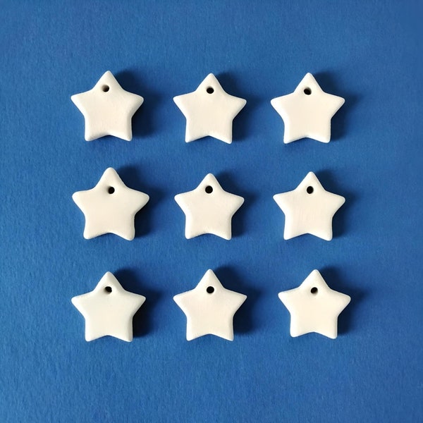 Ornements étoiles en céramique blanche. Fait main 2,5 cm, lot de 5 pendentifs étoiles, idéal pour les bijoux ou tout type de projet d'artisanat. Non émaillé/Non peint