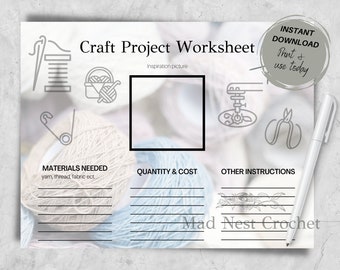 Puede incluir: Hoja de trabajo de proyecto artesanal imprimible con un espacio en blanco para una imagen de inspiración, una lista de los materiales necesarios, la cantidad y el costo, y otras instrucciones. La hoja de trabajo tiene un fondo gris con un patrón azul claro y blanco.