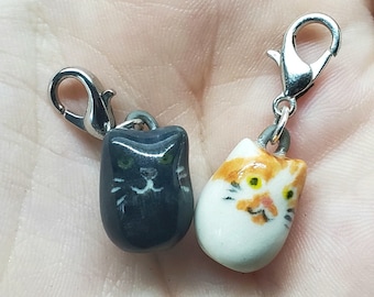 Ciondoli in porcellana a forma di gatto - piccoli gioielli personalizzati - alti 1,2 cm