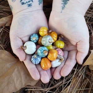 Calabazas en miniatura de porcelana hechas a mano - Decoración de otoño - Acción de Gracias - Decoración de mesa - Halloween