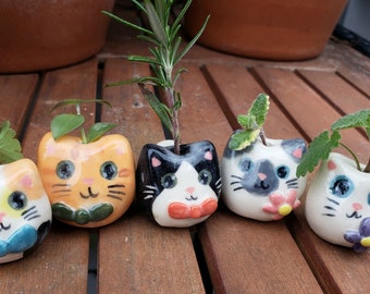 Handgemaakte keramische kattenvaas met miniknoppen: bureaudecoratiecadeau