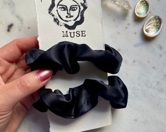 Doppelpack kleine schwarze Seiden-Scrunchies, Medusas Muse, Haarband, pflanzengefärbte AHIMSA Seide, elastisches Rundgummiband, feines Haar