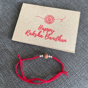 Schlichtes Rudraksh Rakhi mit Karte und Botschaft