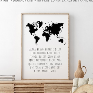 NATO Phonetisches Alphabet Weltkarte Druckbar, Jungenzimmer Wand Dekor, Geschenk für Ihn, Flugzeug Alphabet Poster, Pilot Druckbares Geschenk, Schwarz Grau