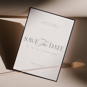 Puede incluir: Una invitación de boda formal con borde negro. El texto "SAVE THE DATE" está en una elegante escritura, con la fecha y el lugar debajo. La invitación dice "Hannah & Tommy se casan" y "Invitación formal a continuación."