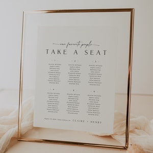 Puede incluir: Un diagrama de asientos enmarcado en oro con el texto "our favorite people TAKE A SEAT" en la parte superior. El diagrama enumera los nombres para cada número de mesa, del 1 al 6. La parte inferior del diagrama dice "August 19, 2024 / Santa Monica, CA CLAIRE + HENRY".