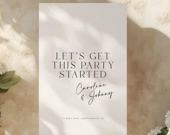 Peut inclure: Un panneau blanc sur un chevalet doré avec le texte "LET'S GET THIS PARTY STARTED" et les noms "Caroline & Johnny". Le panneau est entouré de fleurs blanches dans un vase.