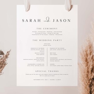 Op de afbeelding: Een programma voor een huwelijksceremonie met de namen Sarah en Jason bovenaan. Het programma vermeldt de ambtenaar, de ouders van de bruid en bruidegom, de bruidsmeisjes, de bruidsmeisjes, de getuigen, de gasten en een sectie met speciale dank. De datum en locatie van de bruiloft staan ​​onderaan vermeld: 15 september 2022, Calena, Illinois.