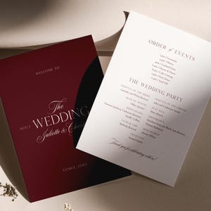 Könnte beinhalten: Zwei Hochzeitskarten. Eine ist weinrot mit den Worten "Welcome To The Wedding" und den Namen "Juliette & Char" und "Venice, Italy". Die andere ist weiß mit der Reihenfolge der Ereignisse und Hochzeitsdetails.