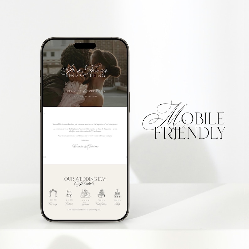 K&ouml;nnte beinhalten: Ein Smartphone zeigt eine Hochzeitswebsite mit dem Text "It's a Forever Kind of Thing". Die Website zeigt ein Foto eines Paares, Hochzeitsdetails und einen Zeitplan. Die Worte "Mobile Friendly" sind in eleganter Schrift geschrieben.
