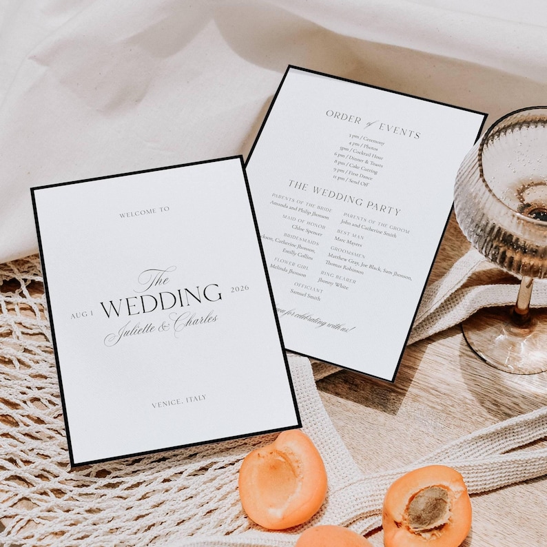 Pu&ograve; includere: Due programmi di nozze con bordi neri ed elegante tipografia. Un programma recita "Benvenuti al matrimonio Juliette & Charles, Venezia, Italia". L'altro elenca l'ordine degli eventi e i dettagli della festa di nozze. Sono visibili anche albicocche e un calice di champagne.