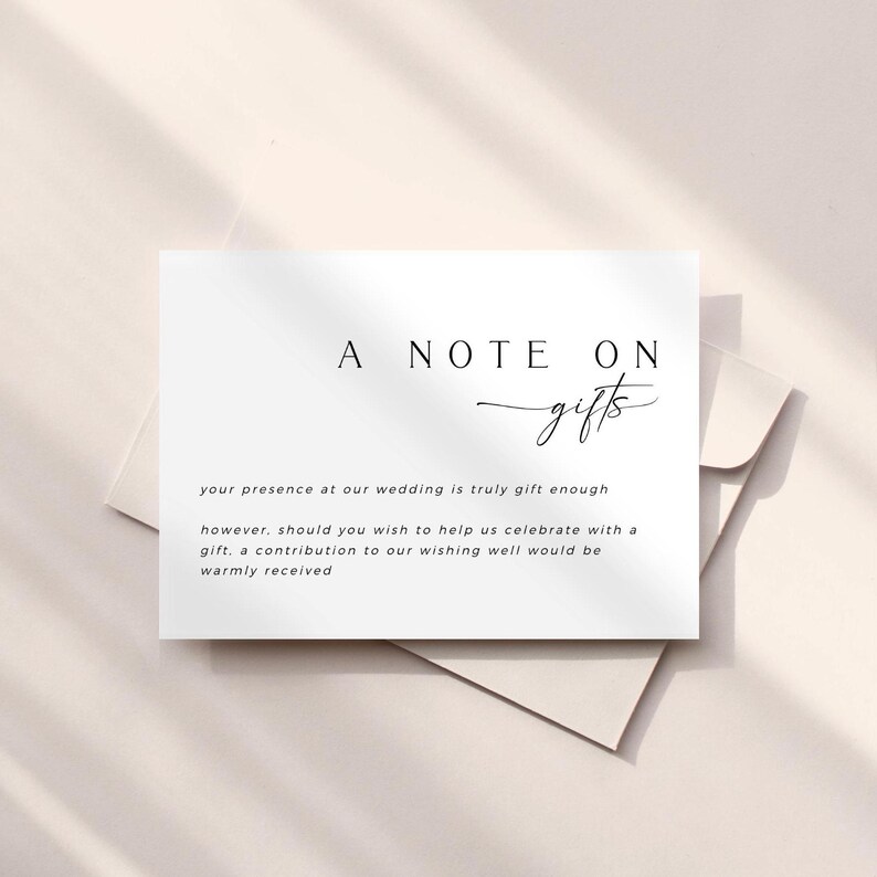 Op de afbeelding: Een witte kaart met zwarte tekst die "A Note On gifts" luidt en uitlegt dat de aanwezigheid van het paar op hun bruiloft een cadeau is, maar als gasten willen bijdragen aan hun wensput, dan wordt dat hartelijk gewaardeerd.