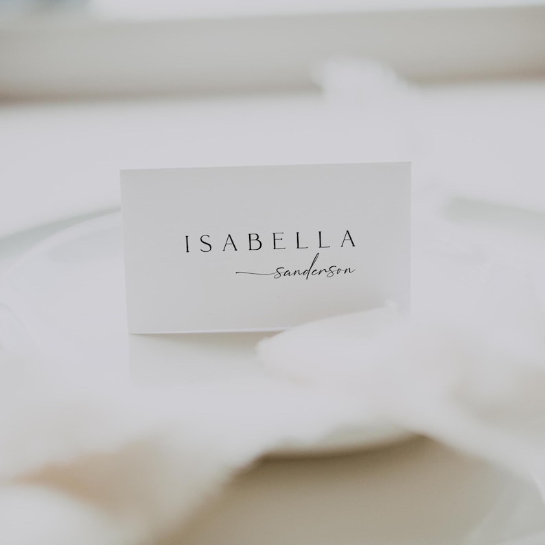 Peut inclure: Une carte de table blanche avec le nom "Isabella Sanderson" imprim&eacute; en noir.