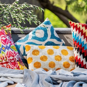 Velvet Ikat Cushion 60 x 40 - Gold spot LV9