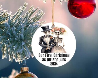 ¡Nuestra primera Navidad como esqueletos! Adorno de MDF. Envío gratuito por correo.