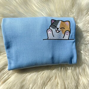 Sudadera con bolsillo de gato Peek-a-Boo, cuello redondo de gatito calicó bordado, regalo kawaii para amantes de los gatos