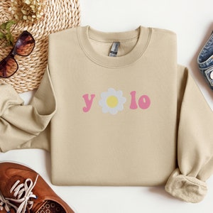 Sudadera YOLO Daisy con cuello redondo y letras bordadas de flores, unisex, Gildan 18000, estilo retro bohemio