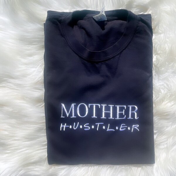 Maschinengesticktes Shirt | Mother Hustler Tee | Mom Life Inspiriert | Empowering Motherhood Apparel | Stilvolles Geschenk für Mama | Supermom Fashion