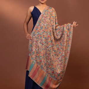 Fine Wool Shawl with Floral Pattern - Elegant Women&#39;s Wrap