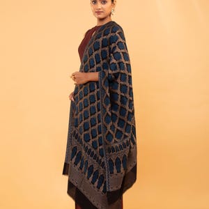 Elegant Fine Wool Shawl with Intricate Geometric Pattern Design