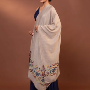 Luxurious Fine Wool Embroidered Shawl – Elegant Women&#39;s Wrap & Soft Comfort